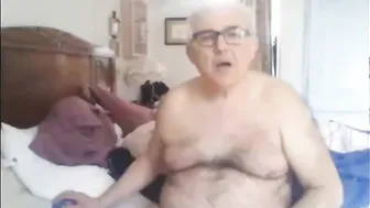 Papá maduro se masturba la polla dura en sesión amateur en solitario