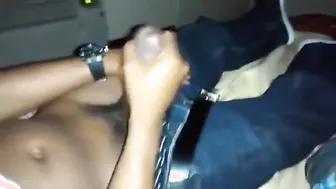 Amigos negros amateur masturbándose juntos viendo porno