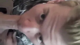 Twink faz boquete em pau grande com gozada na boca e engole