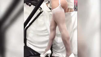 Crossdresser em meias-calças brancas caminhando na esteira sozinho