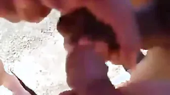 Tres tíos amateurs chupan y follan en una playa soleada