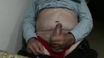 Papa latin amateur branle sa grosse bite en masturbation solo