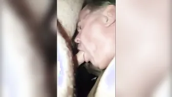 Oso amateur hace una lenta mamada sensual a una polla dura
