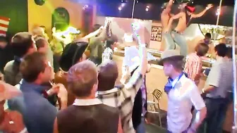 Hunks musculosos y jovencitos en fiesta de mamadas grupales salvaje