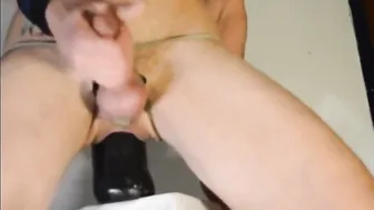 رجل منفرد يركب ديلدو xxl بعمق ويطلق حمولة مني سميكة
