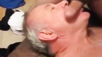 Papai faz boquete lento e punheta
