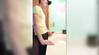 Latino musculoso se masturba su gran polla en baño en solitario