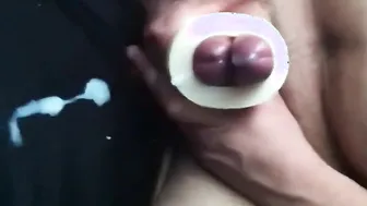Dos chicos amateur comparten un masturbador y se corren juntos