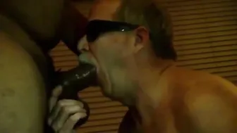 Papá amateur se traga una gran polla negra hasta el fondo