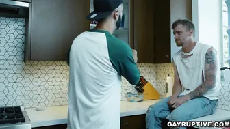 Hunk empleado folla a pelo a twink sin hogar después de encuentro e...