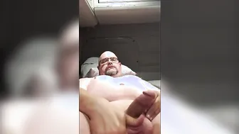 Papai amador se masturba sozinho e goza na webcam