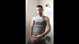 Amador musculoso se masturba em sessão caseira solo