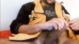 Hetero danés con una polla enorme se masturba y se corre en una ser...