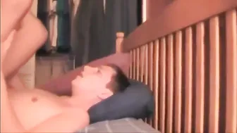 Twink entregue como puta para amigos urso daddy
