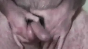 Papai urso peludo masturba seu pau grosso até gozar