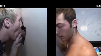 Um twink leva pica na boca através de um gloryhole