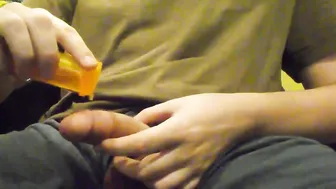 Cara solo se masturba com óleo quente até gozar muito