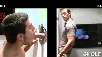 Homem dotado leva mamada através de um gloryhole