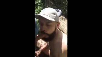 Oso recibe una mamada durante cruising al aire libre en el bosque