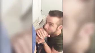 Garoto bonito faz boquete no banheiro público