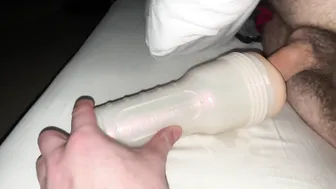 Mec poilu seul utilise un vaginette et jouit