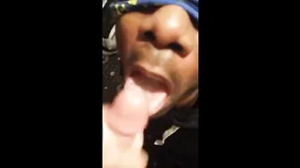 Twink negro da mamada interracial y traga semen blanco