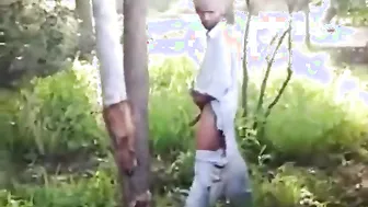 Chico indio hetero masturbándose con su gran polla al aire libre en...