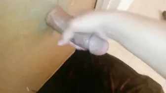 Punheta amadora em gloryhole faz pau grande explodir