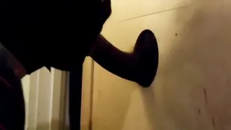 Amateur negro recibe mamada en glory hole casero