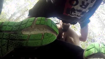 Amateur mamada sin condón al aire libre y lamida de culo en el bosque