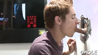 Twink faz boquete amador através de gloryhole em cena real