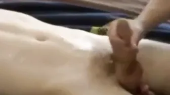Hombre gay amateur gime y se corre durante masturbación en solitario