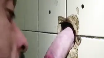 Cara amador ganha boquete por um glory hole