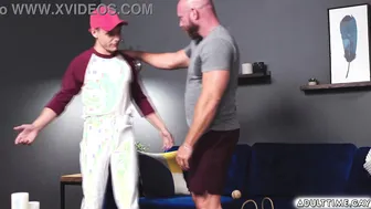 El twink asher day seduce a su padrastro knox para un anal a pelo