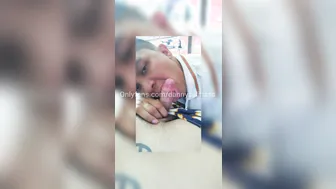 Amateur gay chupa y se folla a su mejor amigo en casa de sus padres
