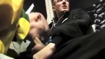 Schwule öffentliche zusammenstellung mit twinks, die blasen und wic...