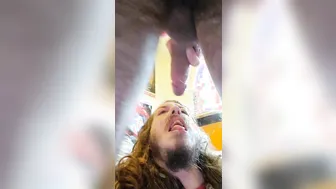 Jeune mince pisse et éjacule dans la bouche d'un homme plus âgé
