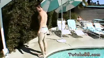 Mike et zack jouent dans la piscine en slips blancs mouillés