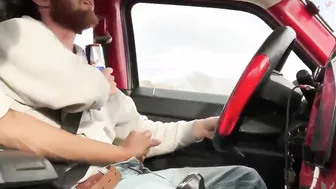 两个饥渴的男人在卡车里一起打手枪