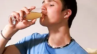 小便奴隷ツインクarchiとromaが小便器から飲みフェラ