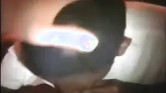 健美白人在健身房后被黑人男口交