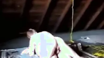 Joven pelirrojo folla a un chico peludo en el ático y se corre dos ...