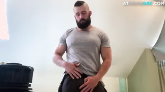 肌肉胡须猛男手指插肛后自慰射精