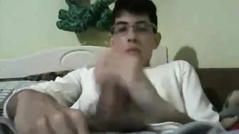 Twink amateur se masturba la polla grande en webcam hasta corrida