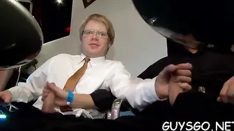 Homens musculosos e twinks em suruba anal bareback hardcore