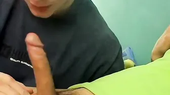 ट्विंक कॉलेज दोस्त पहले गे हुकअप के दौरान एनल और स्मोक करने की कोशि...