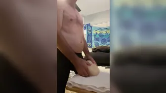 Tío en medias de nylon se masturba y juega con su polla en panty