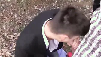 Twink-jäger verführt jungen mann für harten analsex und blowjob