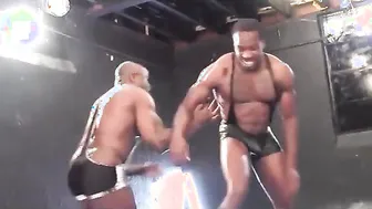 Luchadores twink peleán duro antes de follada anal intensa