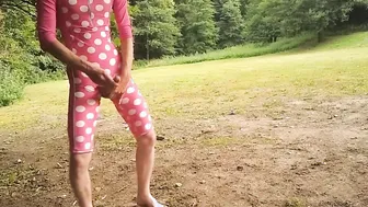 Junger typ in mittellangem bikini wichst und kommt im freien